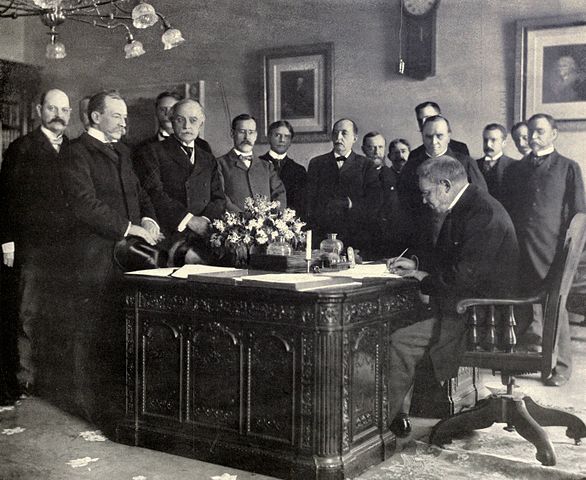 jules_cambon_signs_treaty_of_paris_1899
